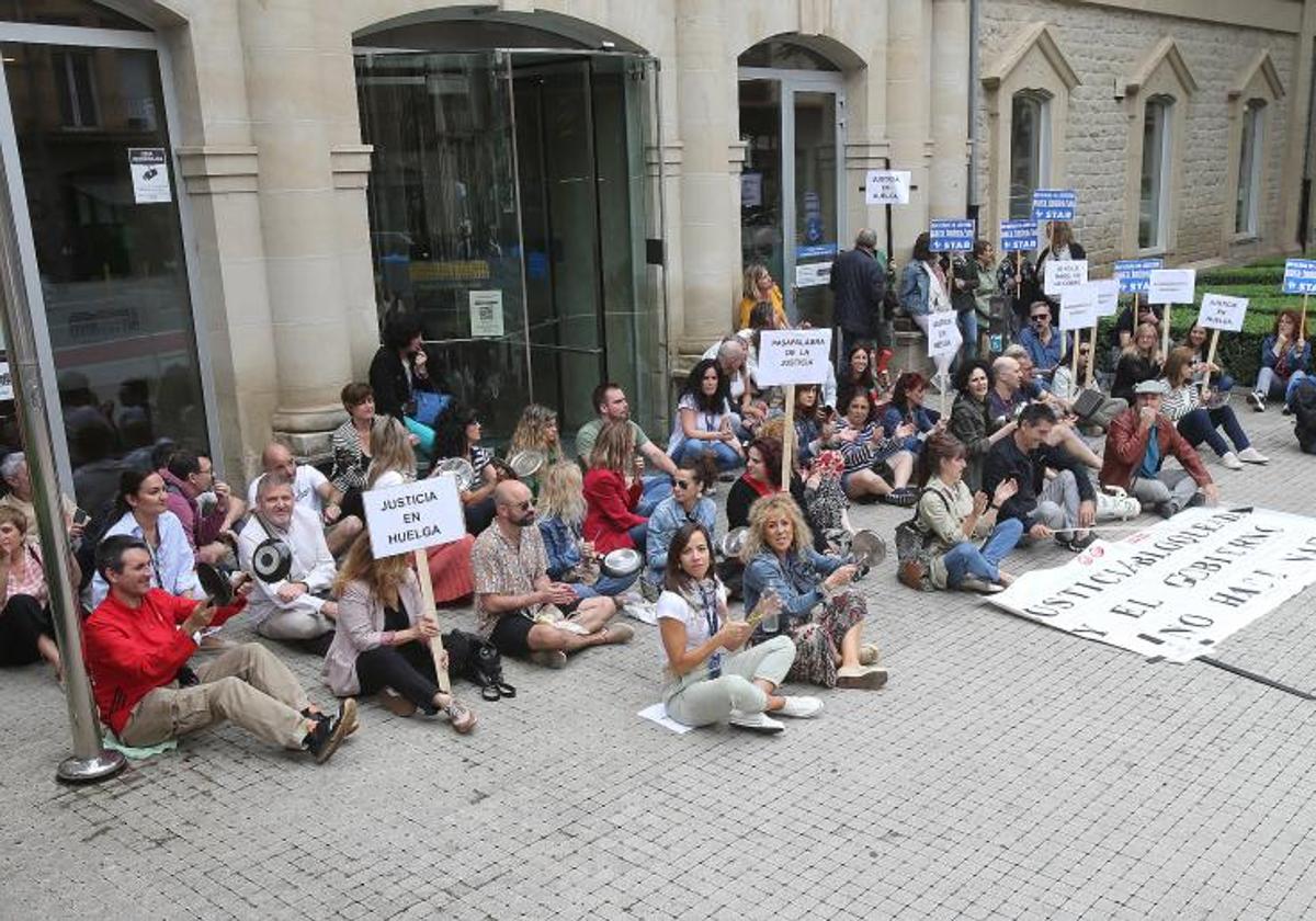 Continúa la huelga indefinida de los funcionarios de Justicia La Rioja Continúa la huelga indefinida de los funcionarios de Justicia La Rioja